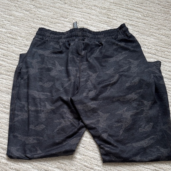 Vuori Camouflage Joggers NWOT - Picture 4 of 4